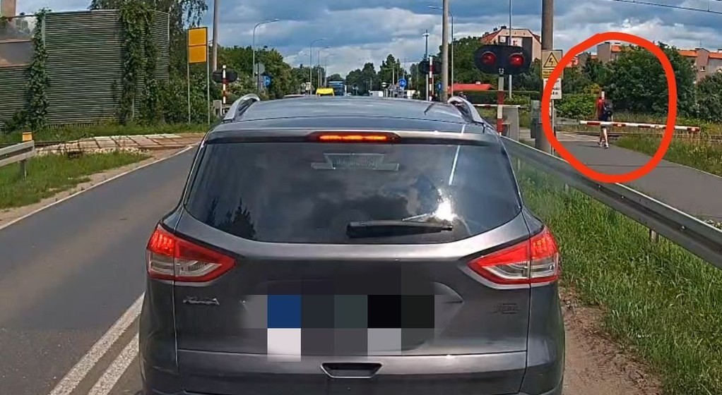 Pieszy zignorował czerwone światło na przejeździe kolejowym