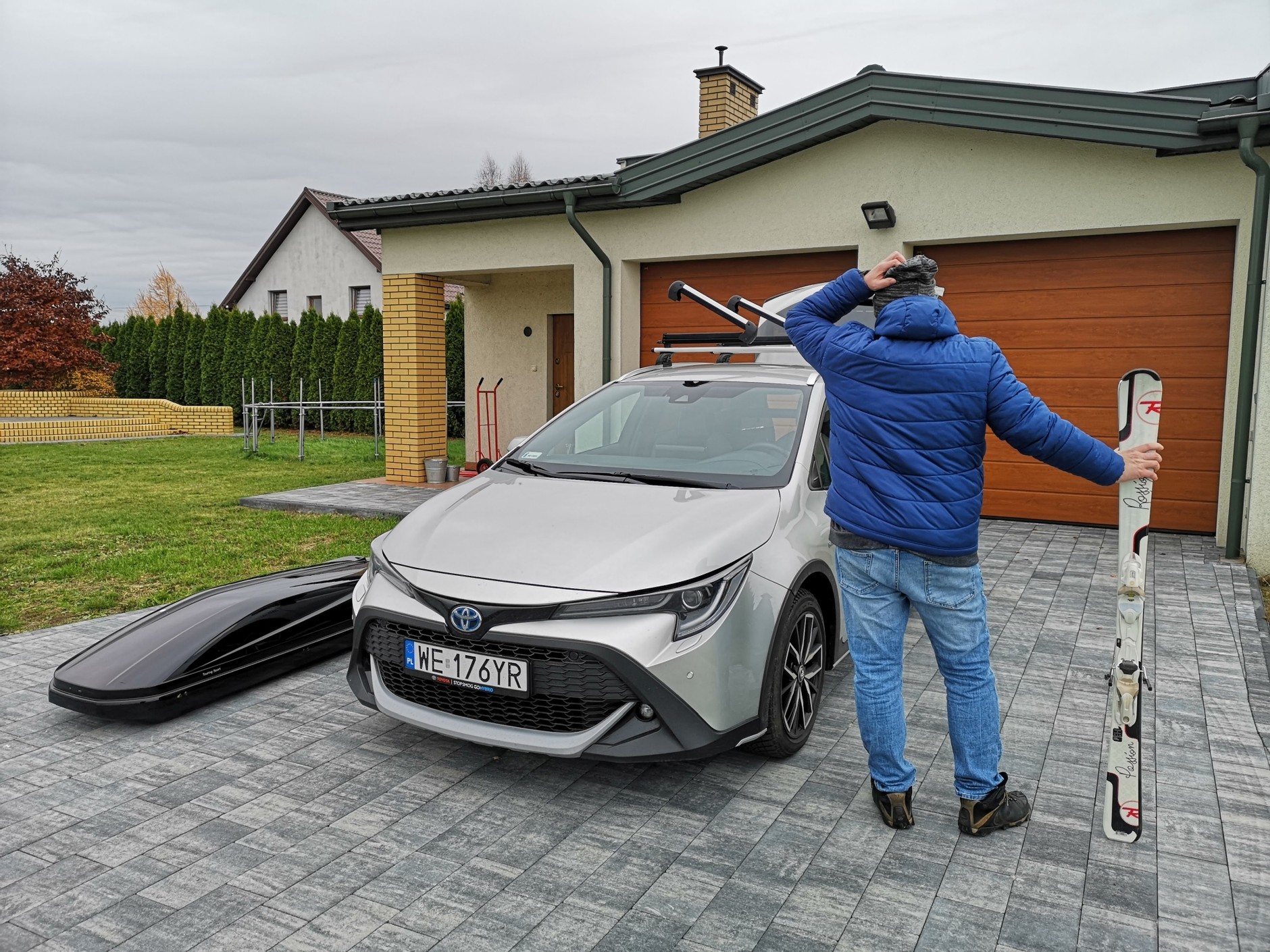 Jak przewozić narty i inny sprzęt zimowy