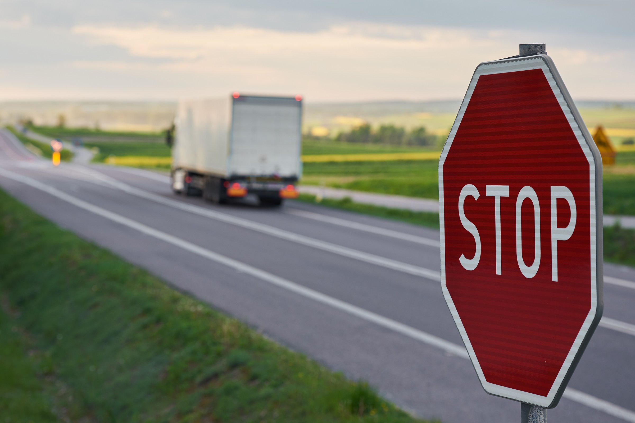 To jeden z najważniejszych znaków na drodze. Wyjaśniamy, jak się zachować, widząc znak STOP