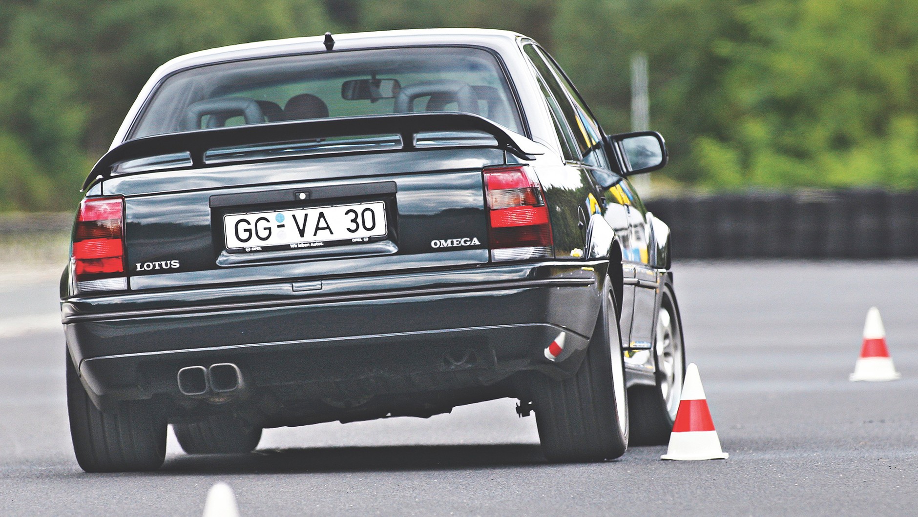 377 koni czyni z Lotusa Omegi prawdziwą bestię, 
ale sportowcem czystej krwi to auto nie jest.