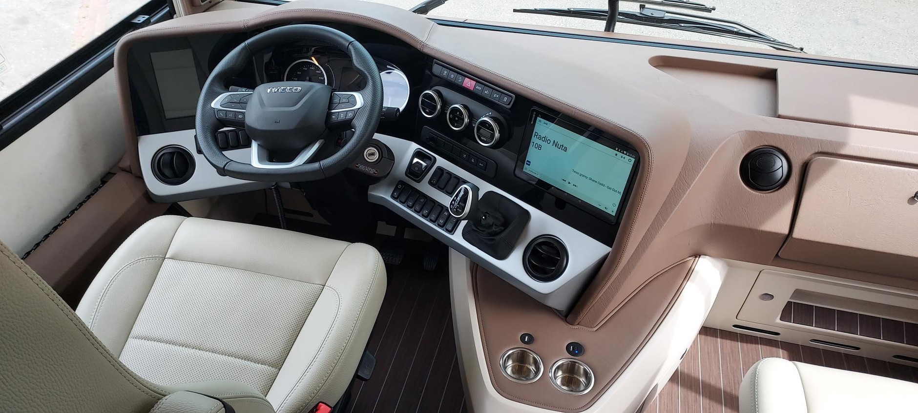 Kampery za miliony. Kokpit Concorde Charisma 910 MI