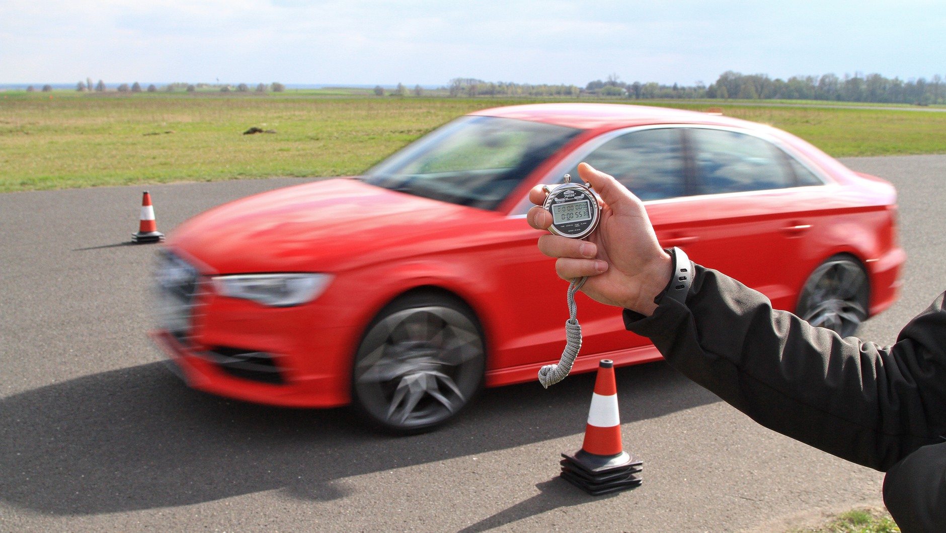 Na próbie torowej (długość 1,6 km) Kuba za kierownicą Audi S3 limousine uzyskał czas 55,38 s