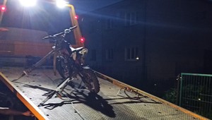 Policjanci zauważyli motocykl bez tablic. Było tak, jak się spodziewali