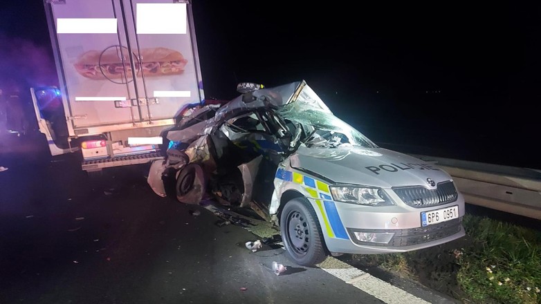 Złodziej przejechał ciężarówką po radiowozie blokującym drogę