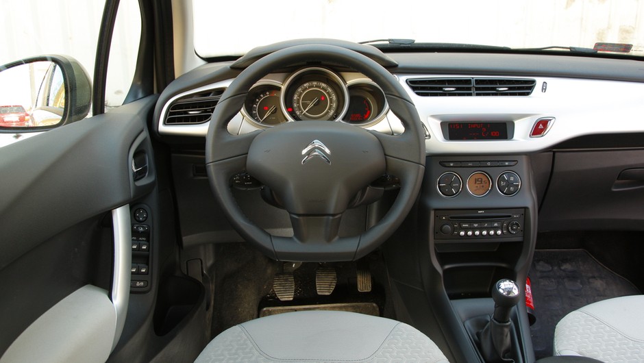 Wnętrze Citroena C3 z wadliwą poduszką powietrzną