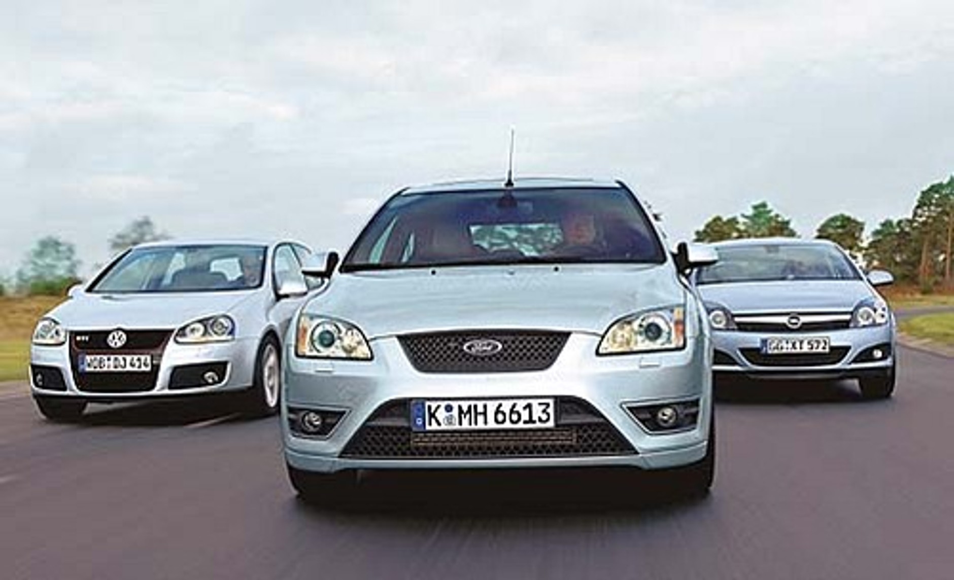 Opel Astra GTC, Ford Focus ST, VW Golf GTI - Który kompakt jest najbardziej GTI?