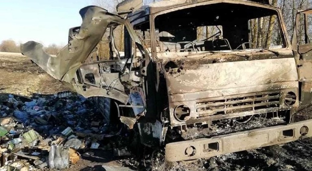 Rosyjski Kamaz z zaopatrzeniem zniszczony przez Ukraińców pod Czernihowem