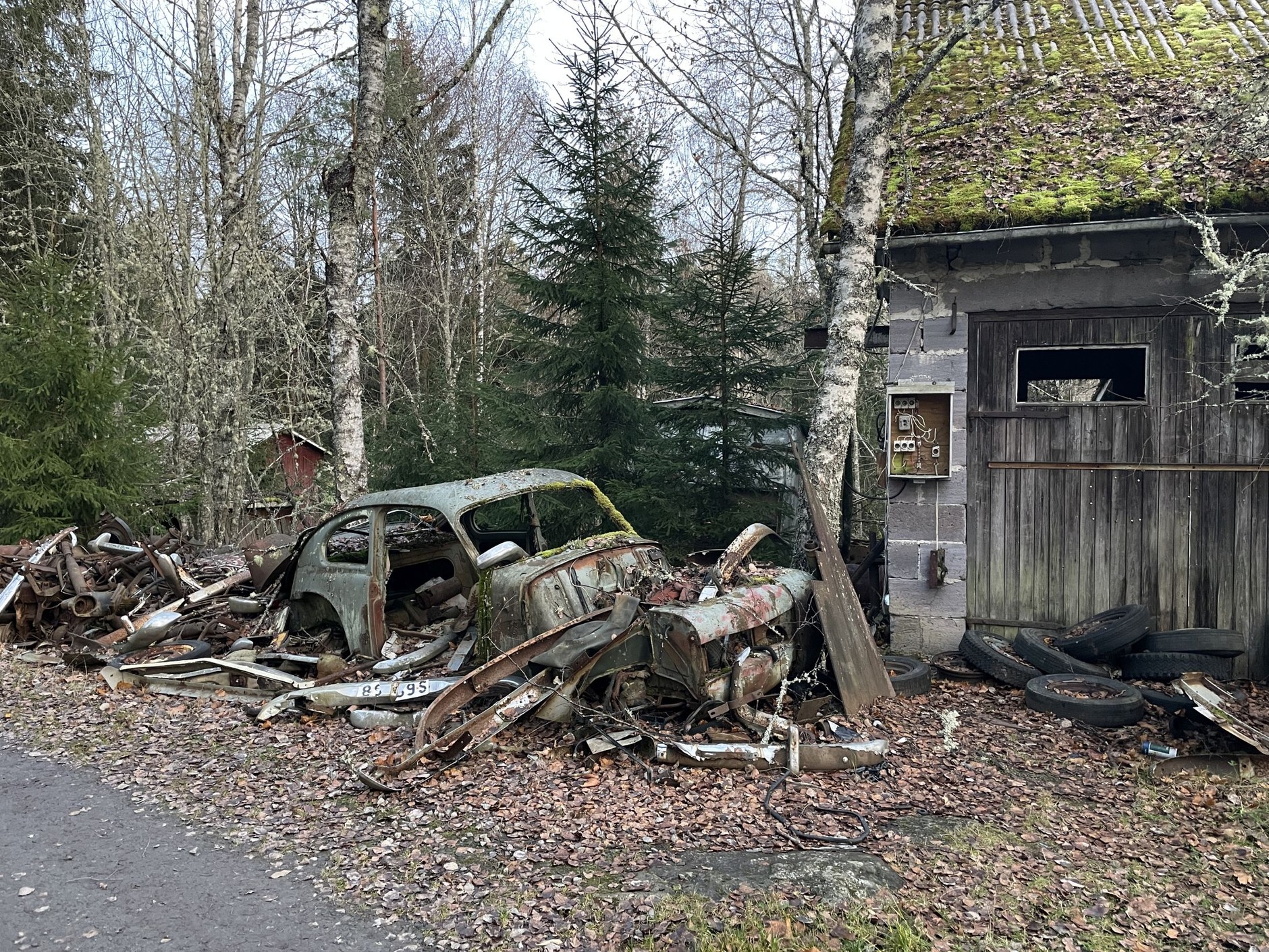 Cmentarzysko samochodów w Bastnas w Szwecji