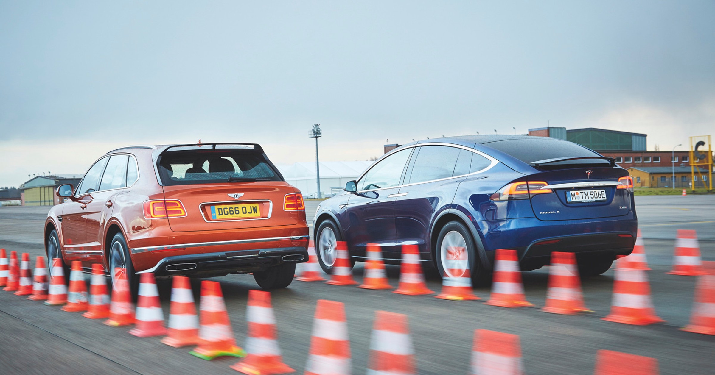 Wolty kontra oktany: Tesla Model X i Bentley Bentayga W12