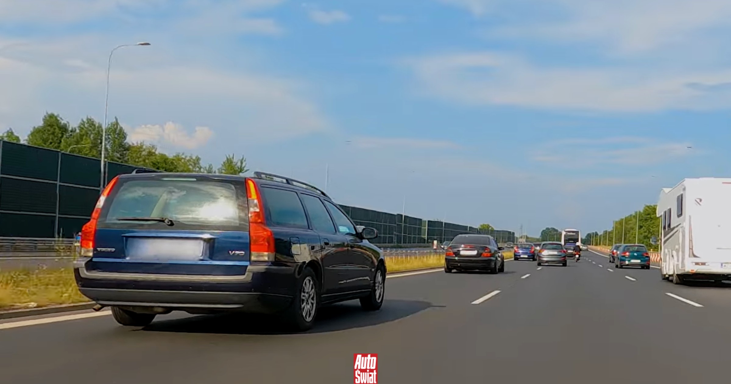 Conducente che viaggia sul guardrail, vicino al veicolo precedente, su un'autostrada, di notte, con un'espressione incerta