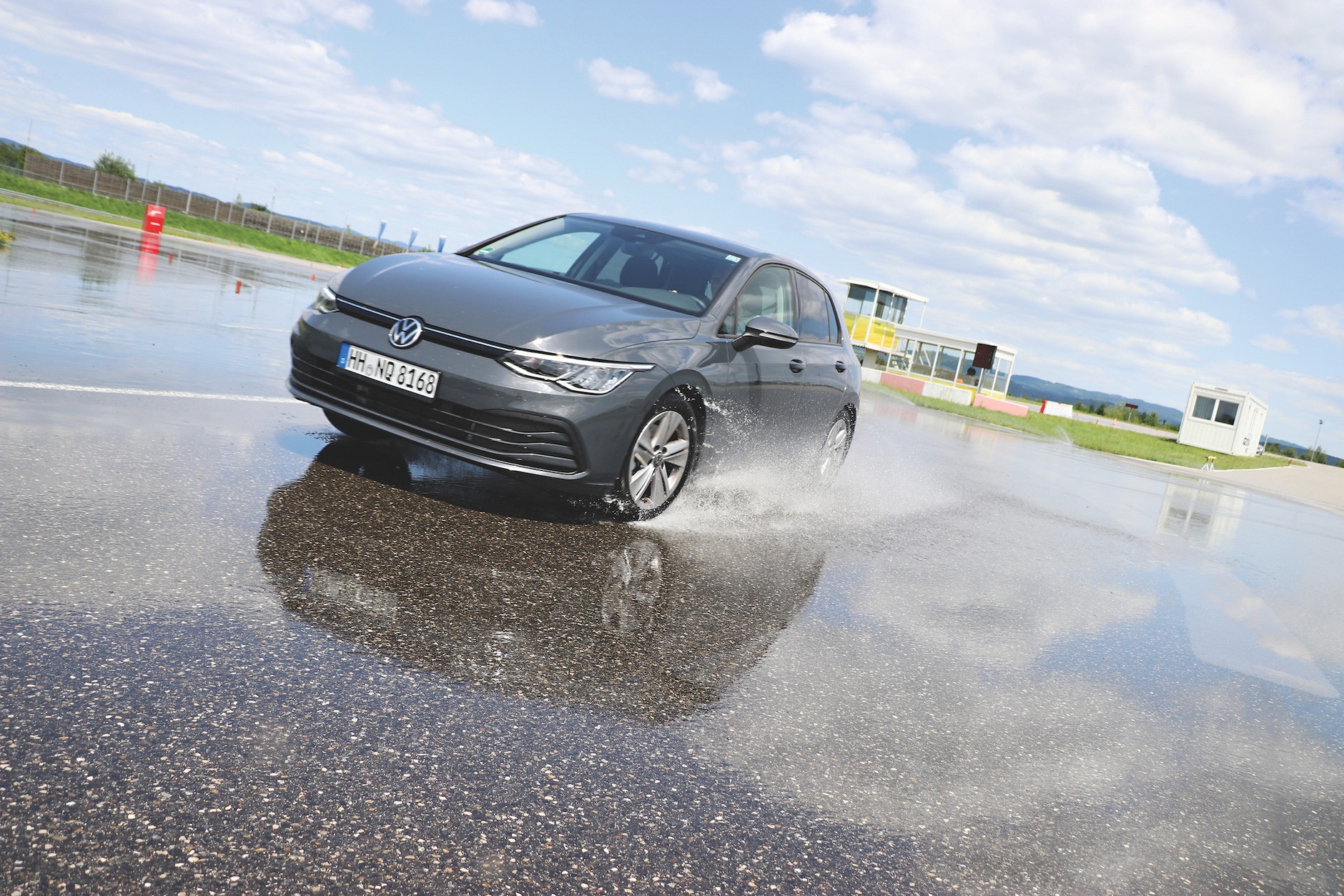 Próby na mokrej nawierzchni: test opon całorocznych w rozmiarze 205/55 R16