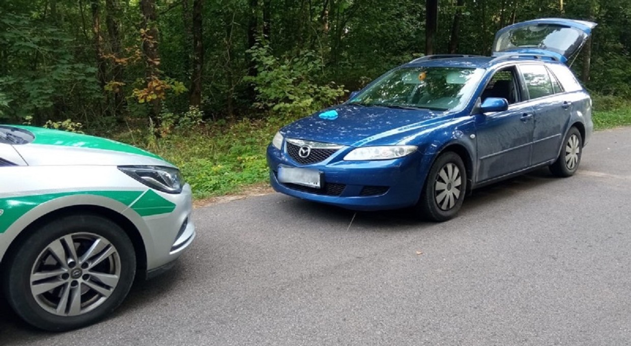 Straż Graniczna otworzyła bagażnik niebieskiego kombi. Była tam "niespodzianka"