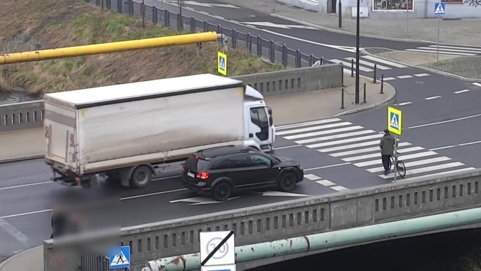 Takie zachowanie jest śmiertelnie niebezpieczne. Mimo to kierowca ciężarówki właśnie to zrobił
