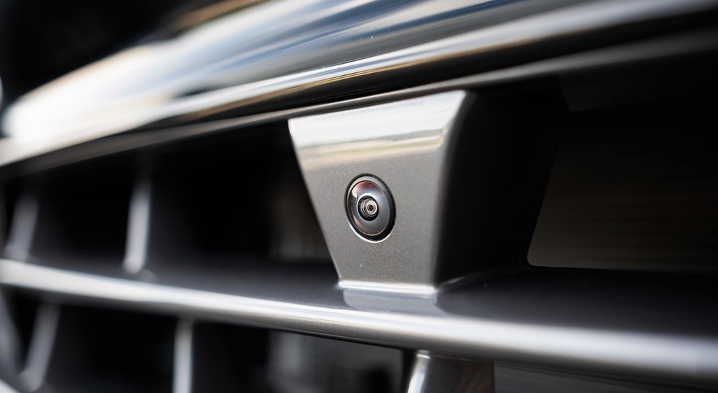 Typowa kamera przednia samochodu: zasadniczo służy do pomocy przy parkowaniu, ale potrafi też stale monitorować otoczenie