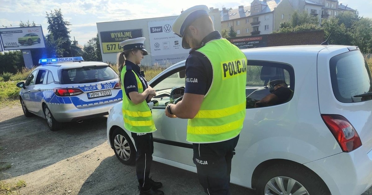 Policjanci sprawdzają, czy kierowcy używają telefonu podczas prowadzenia. To 500 zł mandatu i 12 punktów karnych