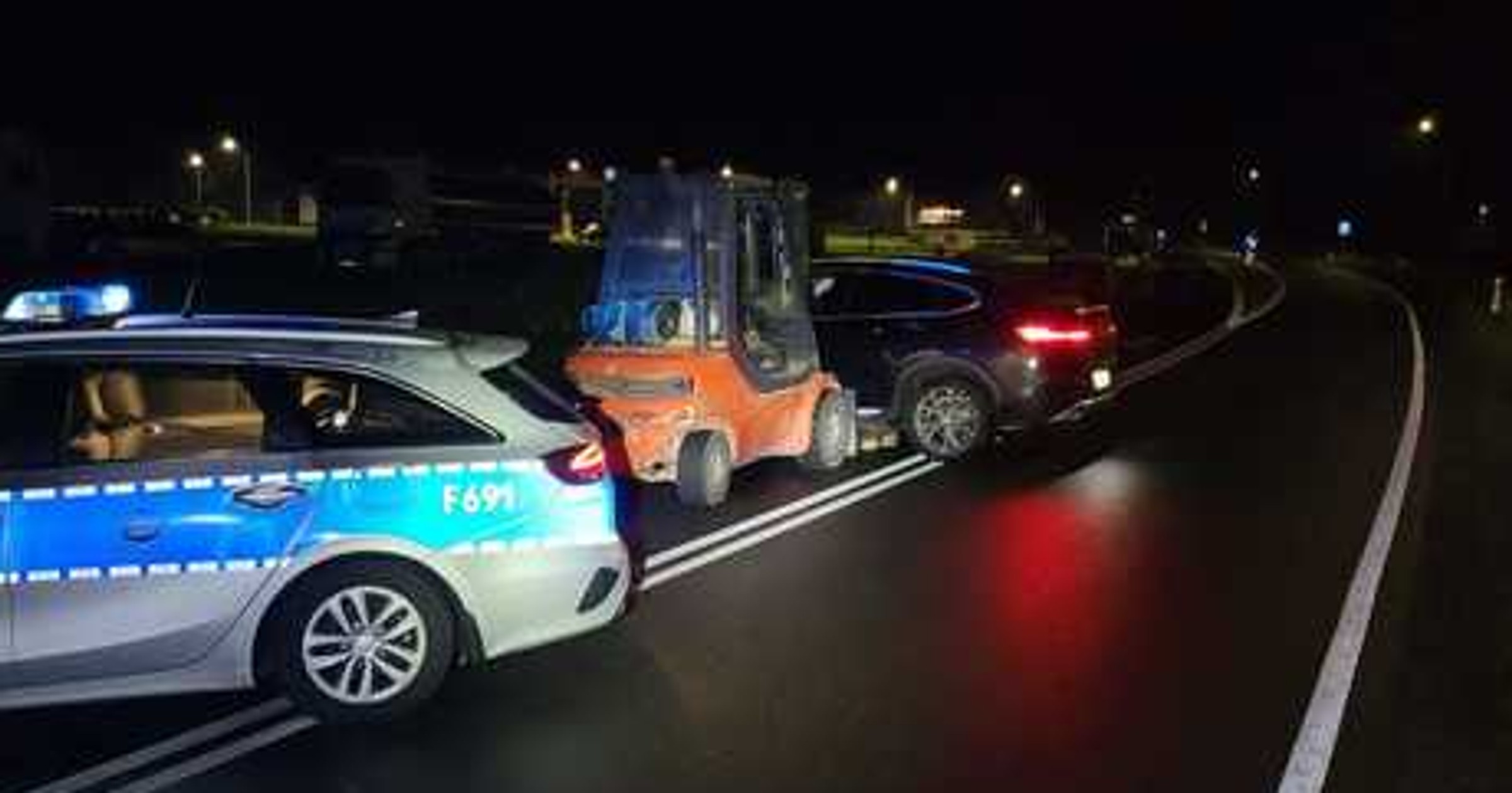 Wiózł samochód wózkiem widłowym. Grożą mu trzy lata więzienia