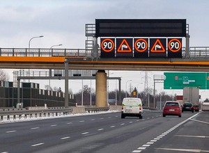 Znaki dynamiczne na drogach. Co oznacza czerwony "X" i dlaczego nie wolno go ignorować?