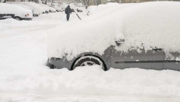 Zasypane śniegiem samochody na parkingu