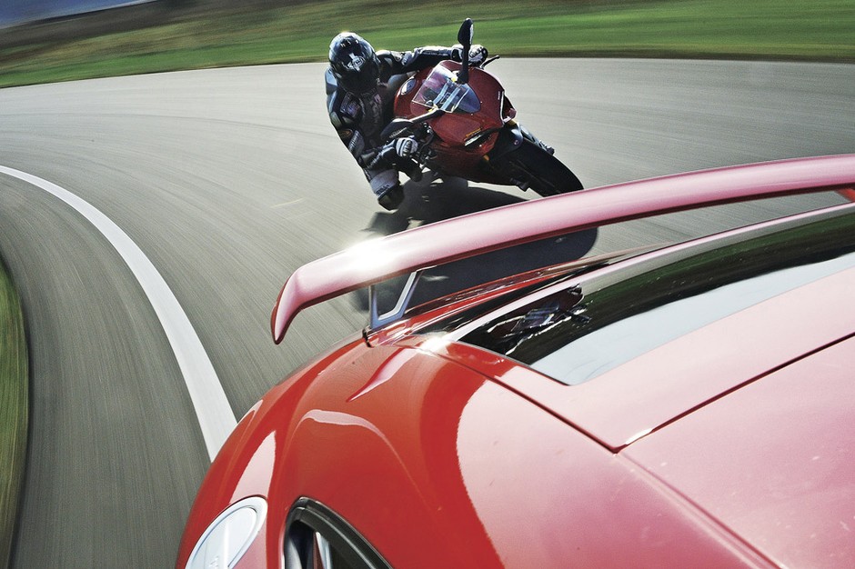 Audi TT RS Plus kontra Ducati 1199 Panigale S