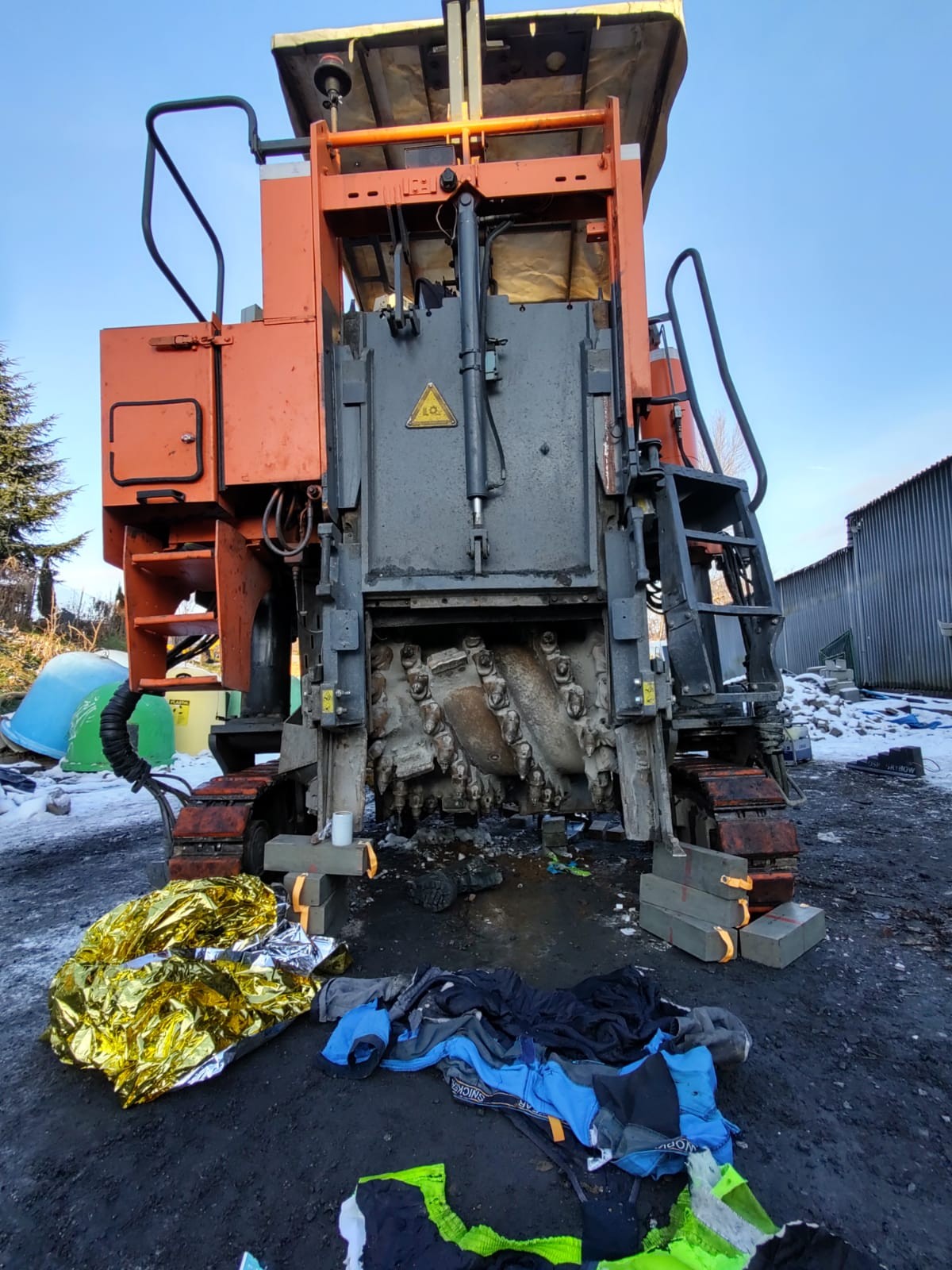 Mężczyzna wciągnięty do maszyny drogowej