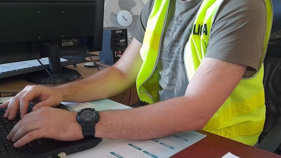Spowodował wypadek. W pościg ruszył inny kierowca