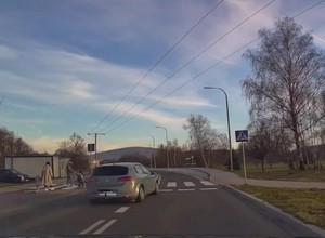 O mało nie potrącił na przejściu rodziny z dwójką małych dzieci [WIDEO]