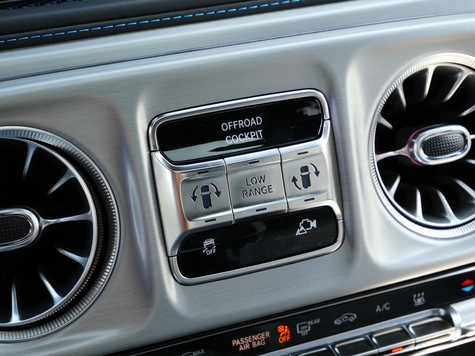 Mercedes G580 EQ: tam, gdzie w wersji spalinowej mamy sterowanie blokadami mechanizmów różnicowych, w wersji elektrycznej uruchamia się "magiczne" funkcje napędu, m.in. obracanie auta w miejscu (G-Turn).