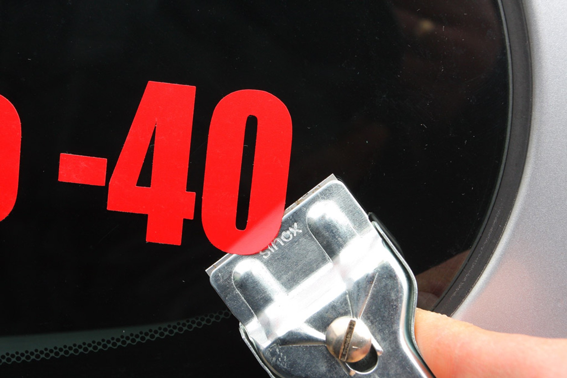 Jak szybko usunąć naklejki z auta?