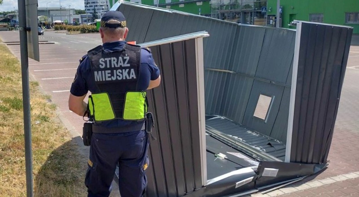 Nietypowa interwencja strażników miejskich. "Halo, fruwa garaż" [ZDJĘCIA]