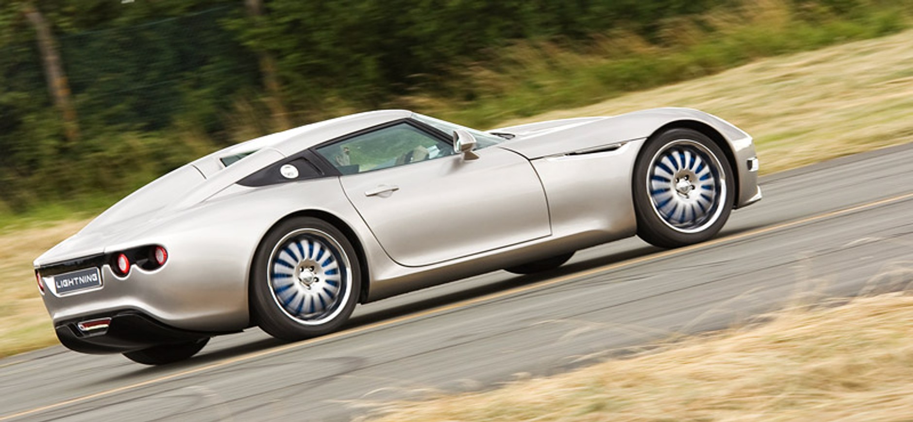 Lightning GT – mocny elektryczny supersport wchodzi do sprzedaży