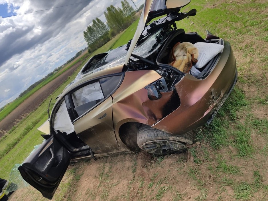 Rozbił Teslę i dostał olbrzymi mandat