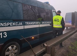 Inspektorzy ITD chcieli pomóc kierowcy busa. Gdy zobaczyli ładunek, wezwali policjantów
