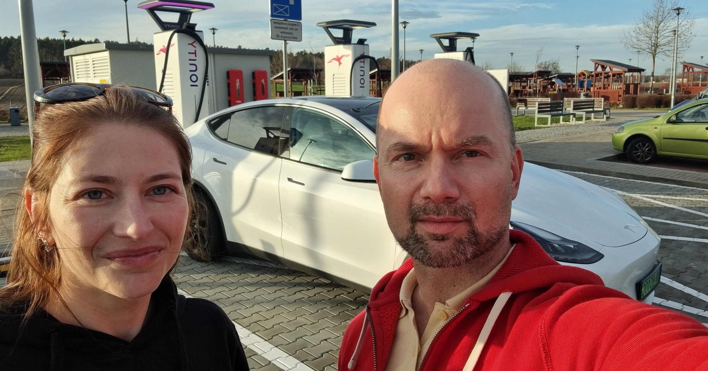 Renata i Paweł Ratajczakowie i ich Tesla na ładowarce Ionity