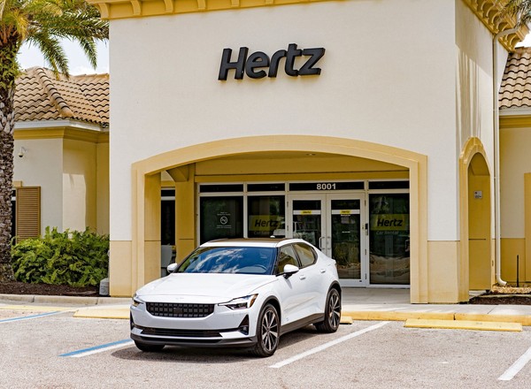 Hertz omal nie upadł, a teraz kupuje ogromną flotę elektrycznych Polestarów