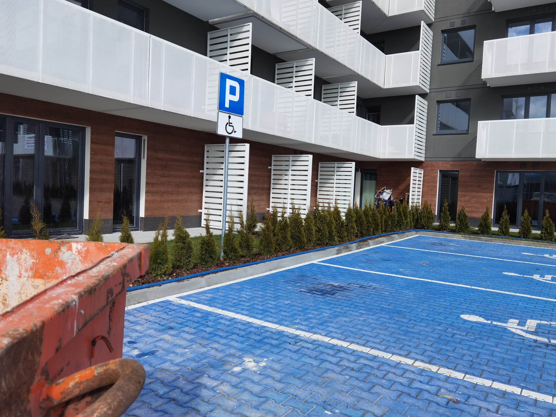 Deweloper znalazł sprytny sposób. Na tym osiedlu prawie cały parking pomalowano na niebiesko