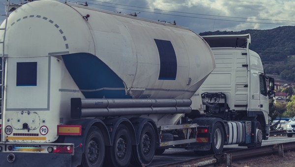 Anglia: jechali za tirem z cementem. Myśleli, że wiezie benzynę