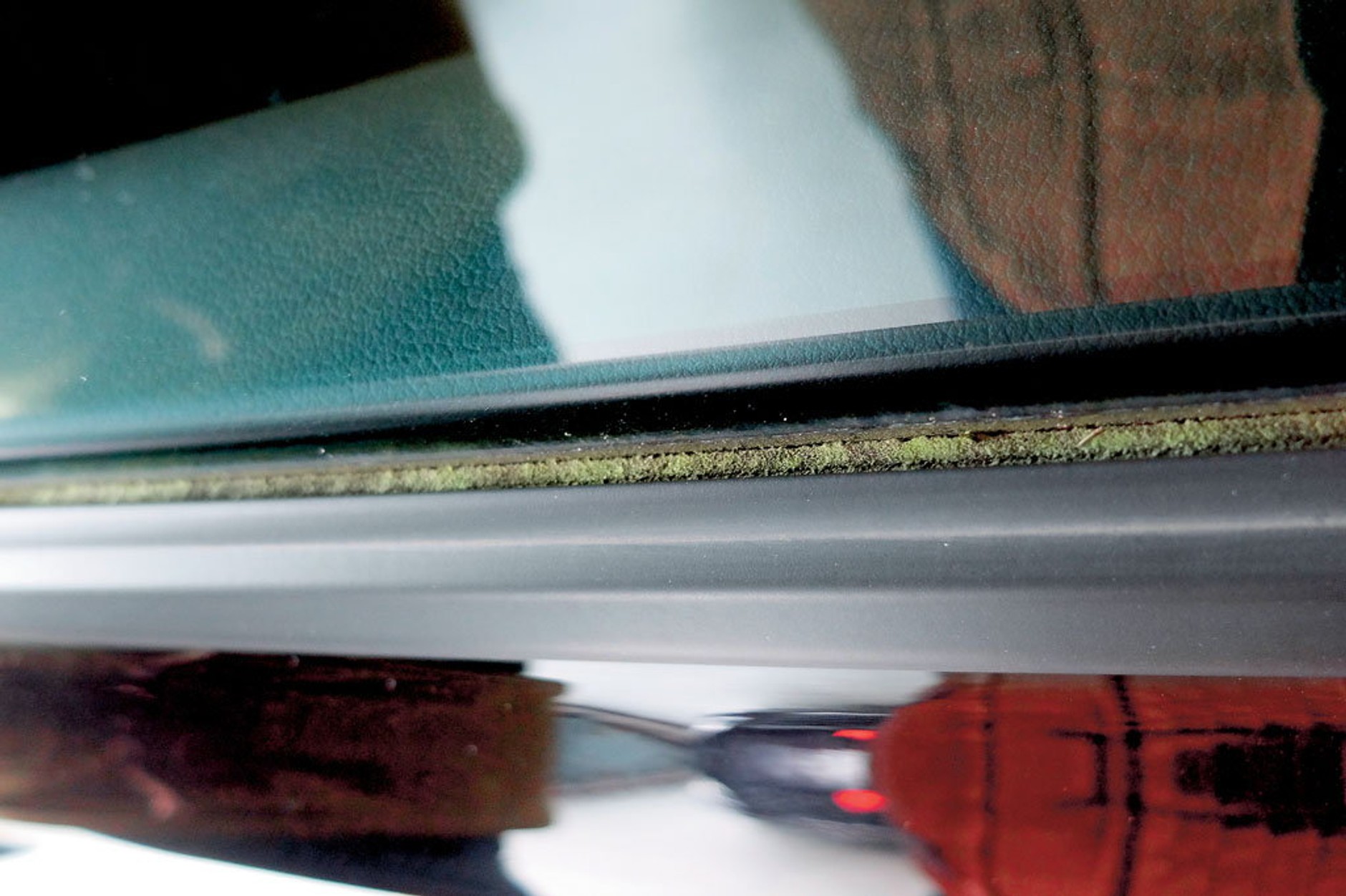 Kupujemy auto używane – jak nie dać się nabrać na auto po powodzi: bezwypadkowe, a do niczego!