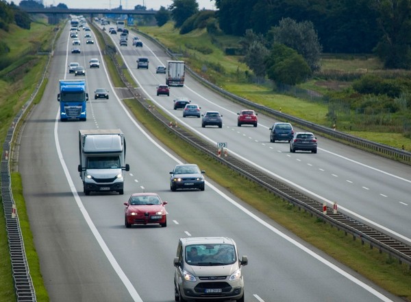 Jak wolno mogę jechać po autostradzie? Odpowiedź nie jest prosta, a mandat to 500 zł