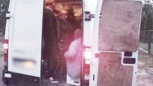 Bus zatrzymany do kontroli, a w nim 29 osób. Stali lub siedzieli na skrzynkach