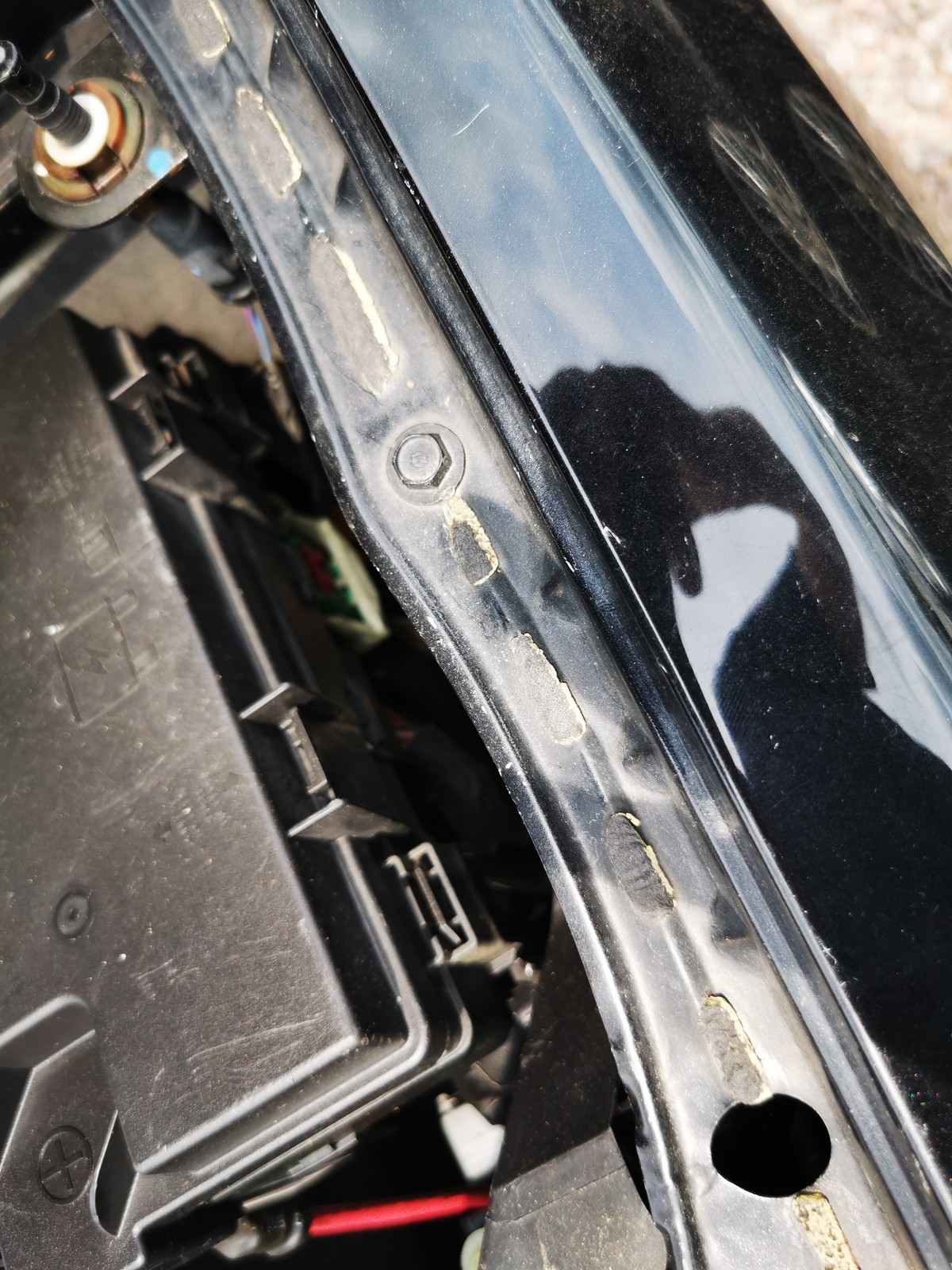 Chrysler numer jeden: z lewej strony mocowanie błotnika wygląda inaczej. łatwo to porównać. Ale i tu nie ma fabrycznego wykończenia