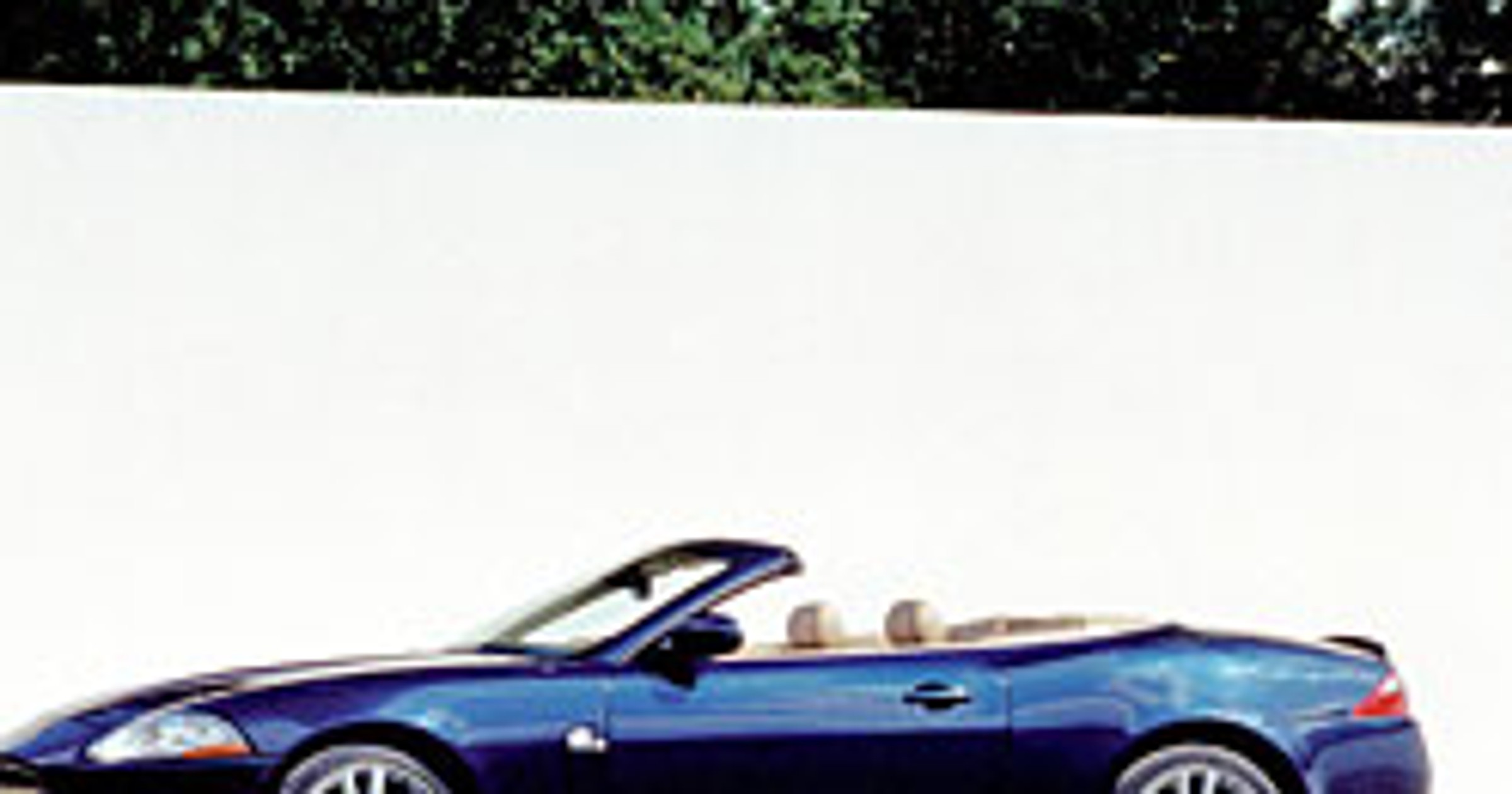 Jaguar XK8: mniejszy silnik 3,5 V8 (190 kW/258 KM) także dla kabrioletu