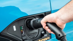 Przybywa aut hybrydowych i elektrycznych – jaki ma to wpływ na warsztaty samochodowe?