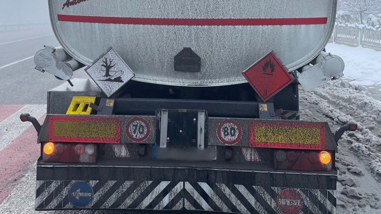 Udawał, że wiezie olej napędowy, by omijać korki