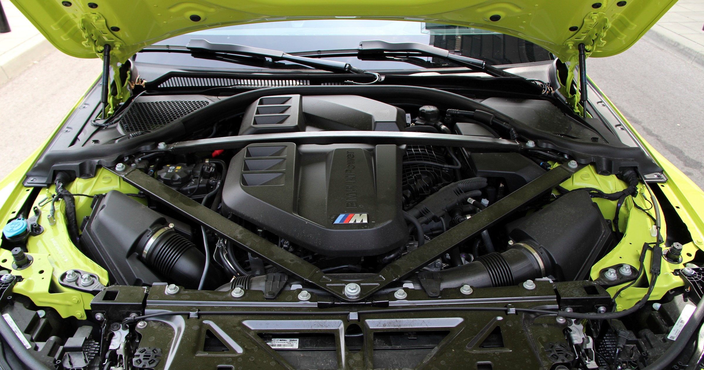 BMW M wprowadza dodatkowy zapłon, by obniżyć spalanie i spełnić rygorystyczne normy Euro 7