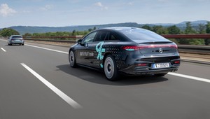 Mercedesy z turkusowymi światłami w Niemczech — jest zgoda