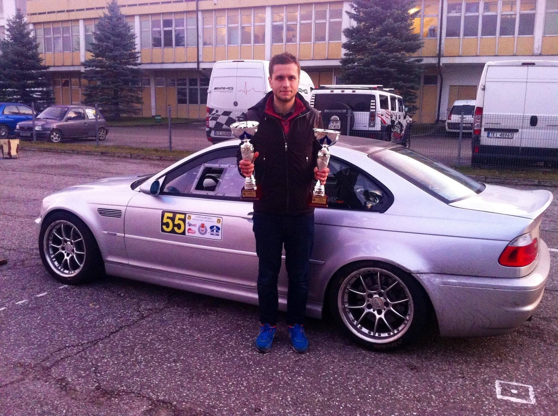 Miko Marczyk pozuje przy swoim BMW E46 M3