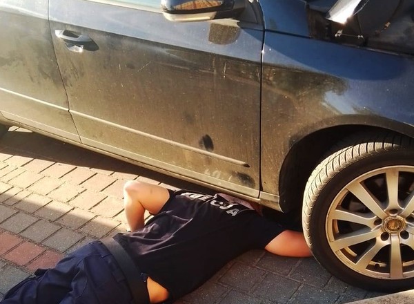 Z pojazdu dochodziły dziwne dźwięki. Nietypowa interwencja policji