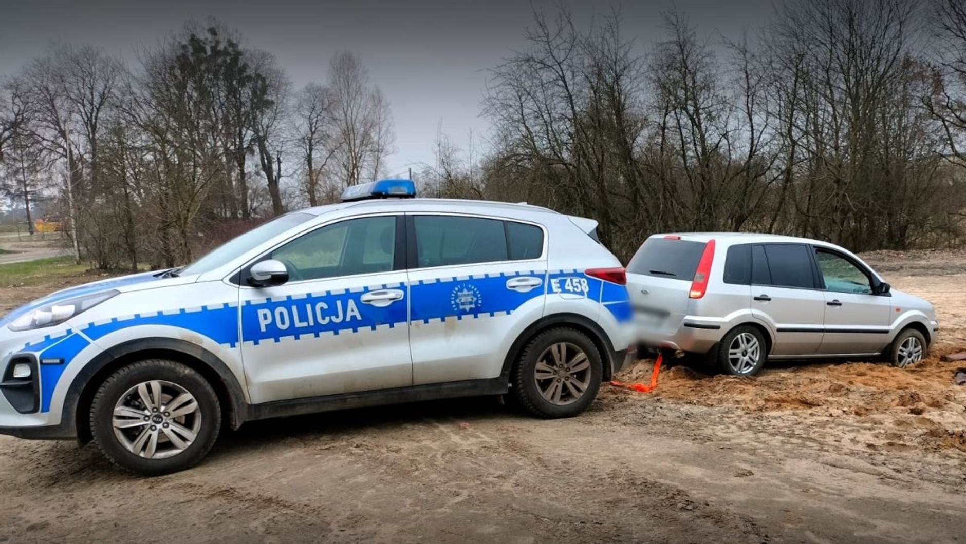 Ugrzązł autem. Policjanci ruszyli na ratunek