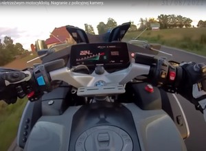 Policjanci na motocyklach BMW ścigali innego motocyklistę. Nagranie z kamery