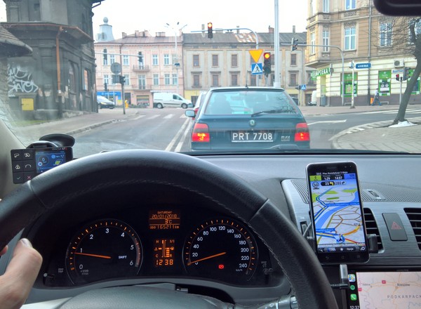 Jedziesz na ferie z darmową nawigacją w telefonie? Uważaj na wysoki rachunek!